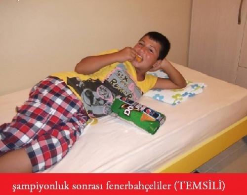 <p>Fenerbahçe'nin 19. şampiyonluğunu ilan etmesinin ardından internet alemi Sarı-Lacivertlilerin şampiyonluk capsleriyle doldu taştı.</p>