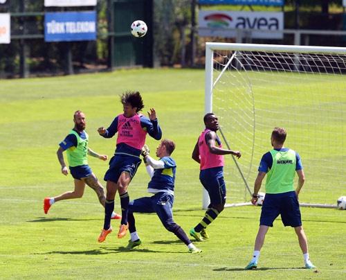 Fenerbahçe Can Bartu Tesisleri'nde, teknik direktör Ersun Yanal  yönetiminde basına açık yapılan antrenmanda oyuncular, koşu, ısınma ve 5'e 2 pas  çalışmasının ardından yarı sahada çift kale maç oynadı.