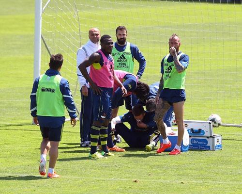 Takımı maçı kaybedince Emenike sinirlenerek direk soyunma odasına gitti.