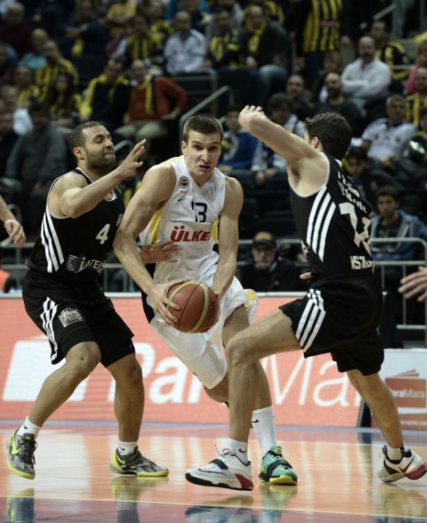 <p><br />
Ülker Sports Arena'da oynanan mücadeleyi sarı-lacivertliler 97-59'luk skorla kazandı.</p>