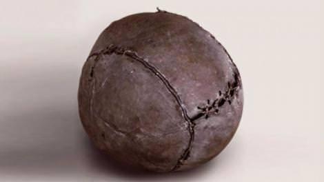 <p>Dünya en eski futbol topu 1540-1570 yılları arasından gelmektedir. 1542-1567 yıllar arasında İskoçya'nın kraliçesi olan I. Maria'nın yatak odasında bulundu.</p>

<p> </p>

