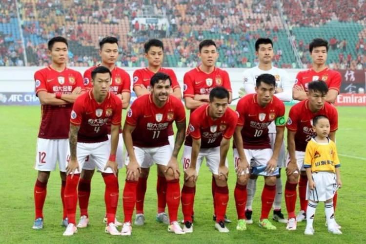 <p>Dünyanın en büyük futbol akademisi Çin Evergrande Futbol Okulu'dur. 8 Şubat 2015 tarihinde 2577 kişilik akademiye kaydoldu.</p>