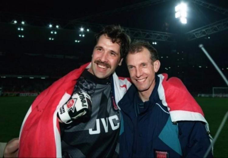 <p>Eski Arsenal kalecisi David Seaman Aralık 2010'da 102.5 metre yükseklikten topu havada yakaladı.</p>
