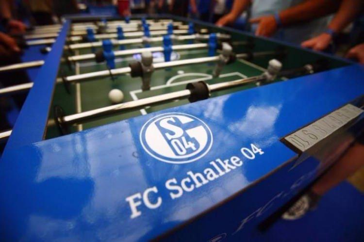<p>En büyük langırt turnuvası, Mayıs 2006'da Schalke 04'ün Veltins-Arena'sında yapıldı. 1564 turnuvasında katılımcılar katıldı.Kasım 2014'te Dubai Standard Chartered Bank tarafından atıldı. Altı bin footballs bir mozaik tasarlanmış ve sanat eseri 247m2 büyüktü.</p>
