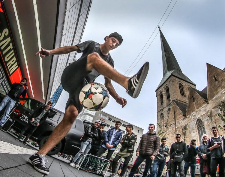 <p>Alman Marcel Gurk, Kasım 2015'te 10 dakika futbol topunu parmağının ucuyla çevirdi.</p>
