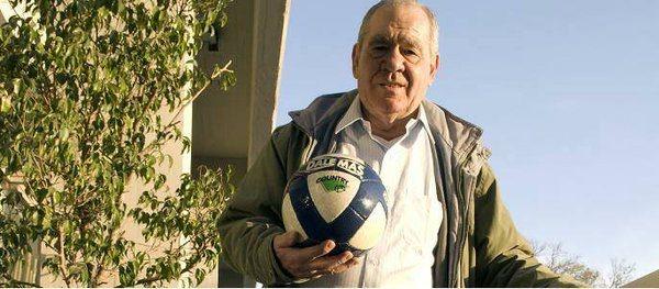 <p>Arjantinli Roberto A. Fuglini gerçek bir koleksiyoncu. Hobisine başladı ve 1995'te evde 860 farklı futbol topu vardı. Bir rekor.</p>