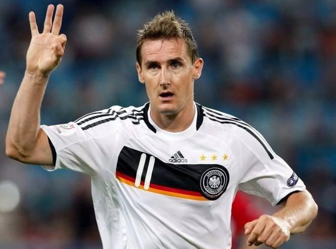 <p>Miroslav Klose | 16</p>

<p><strong>DÜNYA KUPASININ EN GOLCÜ OYUNCUSU</strong></p>
