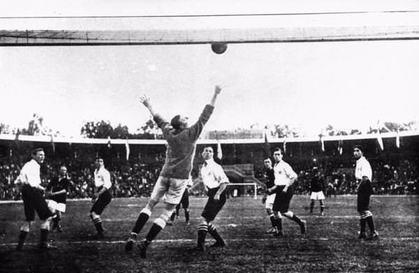 <p>1872 - İngiltere - İskoçya | 0-0</p>
<p><strong>İLK MİLLİ FUTBOL MAÇI</strong></p>