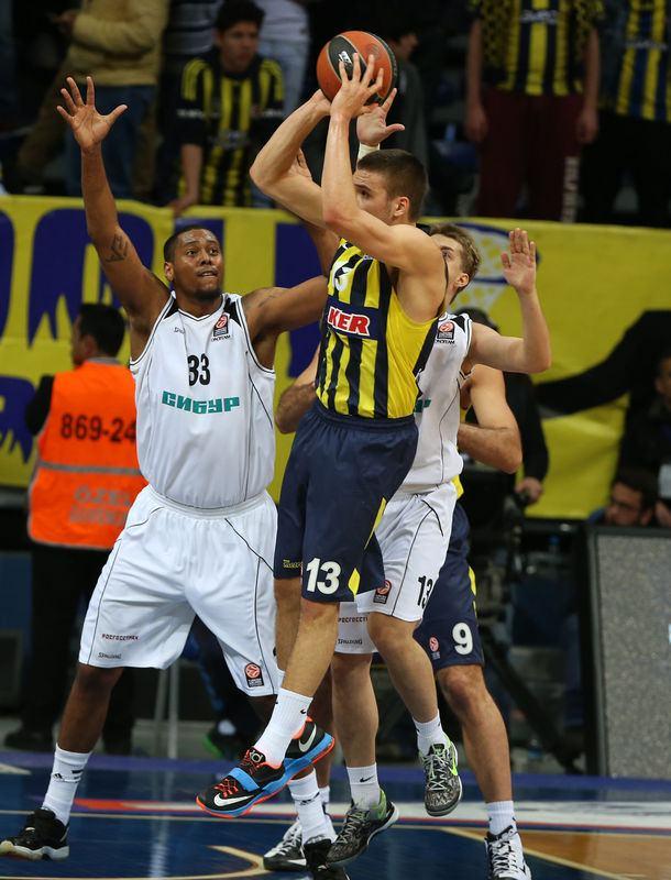 <p>Turkish Airlines Euroleague Top 16 9.hafta maçında Fenerbahçe Ülker,Nizhny Novgorod’u 92-79 mağlup etti ve galibiyet serisini 6'ya çıkarttı.</p>
