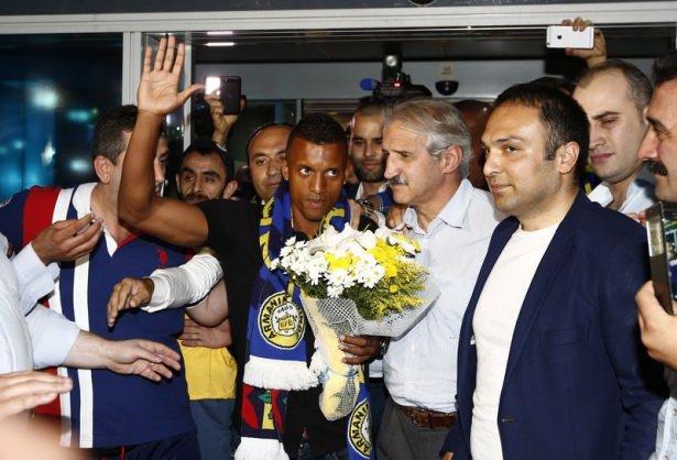 <p>Fenerbahçe'nin transfer görüşmelerine başladığını bildirdiği Luis Nani İstanbul'a geldi.</p>
