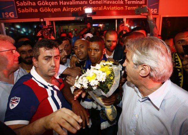 <p>Fenerbahçe'nin transfer görüşmelerine başladığını bildirdiği Luis Nani İstanbul'a geldi.</p>