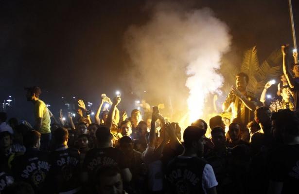 <p>Fenerbahçe'nin transfer görüşmelerine başladığını bildirdiği Luis Nani İstanbul'a geldi.</p>