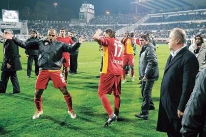 <p><strong>Çıldırtan hareket (20 Kasım 2011 / Beşiktaş-Galatasaray)</strong><br />
İnönü'deki derbi maçta Beşiktaş tribünlerine doğru çirkin bir harekette bulundu. Bunun sonucunda 1 maç ceza aldı.</p>
