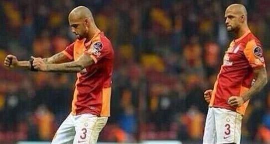 <p><strong>‘Nasıl yendik’ hareketi olay yarattı (22 Şubat 2014 / Galatasaray-Beşiktaş)</strong><br />
TT Arena’da Beşiktaş’ı 1-0 yendikleri derbi maçın ardından tribünlerin önüne giderek ‘Nasıl yendik’ anlamına gelen bir hareket yaptı. Beşiktaşlılar bu harekete büyük tepki gösterdi.</p>