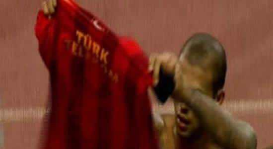 <p><strong>Motta ile kavga etti, tribünlere forma gösterdi (22 Eylül 2013 / Beşiktaş-Galatasaray)</strong><br />
Atatürk Olimpiyat Stadı’ndaki Beşiktaş derbisinin 90+2. dakikasında gördüğü kırmızı kartın ardından Ramon Motta ile kavga etti. Sonrasında sahayı terkederken üzerindeki formayı çıkarıp Beşiktaş taraftarlarına gösterdi. Devamında çıkan olaylarda binlerce siyah beyazlı taraftar sahaya girdi ve maç tatil edildi.</p>