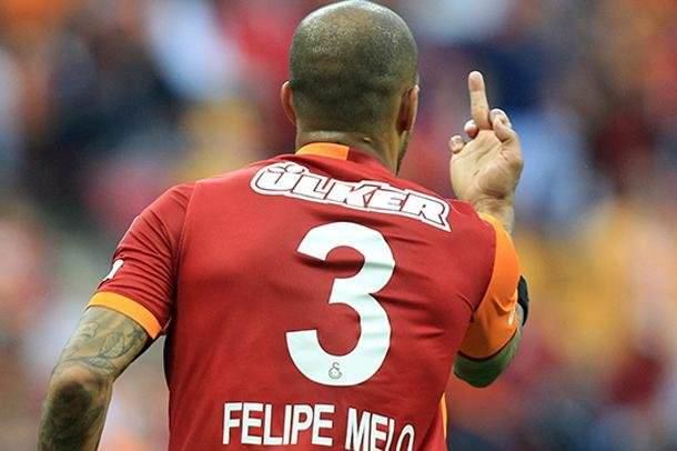 <p><strong>Hakeme dil çıkardı, rakibe parmak gösterdi (3 Mayıs 2014 / Galatasaray-Gençlerbirliği)</strong><br />
Maçın 75. dakikasında rakip takımdan Deniz Naki ile tartışmaya girdi ve bu oyuncuya kafa attı. Ardından, sırtı dönük olan hakeme dilini çıkardı ve daha sonrasında da Hakan Aslantaş’a orta parmağını gösterdi.</p>
