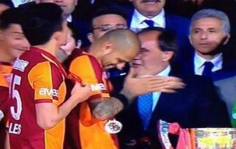 <p><strong>TFF Başkanı’nın elini sıkmadı (7 Mayıs 2014 / Galatasaray-Eskişehirspor)</strong><br />
Ziraat Türkiye Kupası final maçı sonrası seremonide Türkiye Futbol Federasyonu Başkanı Yıldırım Demirören’in elini sıkmadı.</p>