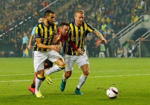 <p>Simon Kjaer<br />
<br />
Milli takımındaki hafif sakatlığının ciddi olmadığı anlaşılan Simon Kjaer, Galatasaray derbisinde ilk 11'deki yerini alabilecek.</p>
