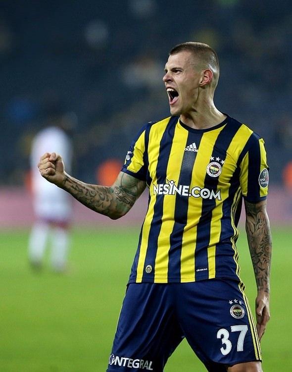 <p>Martin Skrtel<br />
<br />
Bu sezon Kjaer'le stoperin göbeğini kapatan Skrtel, son haftalarda yükselen performansıyla dikkat çekiyor. Fenerbahçe'nin Karabük, milli takımı Slovakya'nın da Litvanya'ya karşı oynadığı maçlarda gol atan tecrübeli ismin yeri garanti...</p>