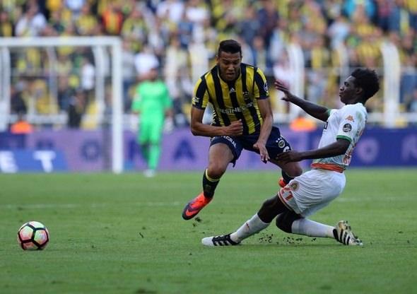 <p>Josef de Souza<br />
<br />
Mehmet Topal'ın kart cezalı olması sebebiyle defansın önünde Josef yer alacak. Bu sezon başı Advocaat'ın yok saydığı ancak daha sonra çok çalışarak formayı geri alan Brezilyalı'ya derbide çok iş düşecek.</p>
