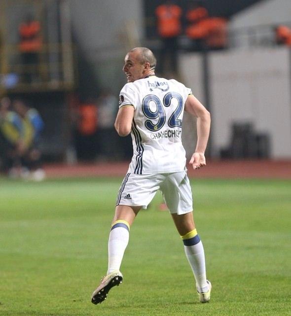 <p>Aatif chahechouhe<br />
<br />
UEFA kadrosunda olmamasına rağmen çalışmaya devam eden ve Karabük maçıyla berabere göze girmeyi başaran Faslı oyuncu, Lens'in yokluğunda takımın hücumdaki en önemli silahlarından biri olacak. Aatif Akhisar deplasmanında da farkı ikiye çıkartarak takımını rahatlatan isim olmuştu.</p>
