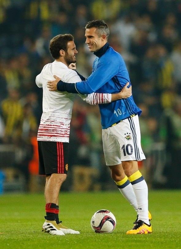 <p>Robin van Persie<br />
<br />
Akhisar mücadelesinde sakatlanan ancak kısa sürede takımla çalışmalara başlayan Van Persie, gol pozisyonlarını affetmemesiyle takımının belki de en büyük kozu olacak.</p>
