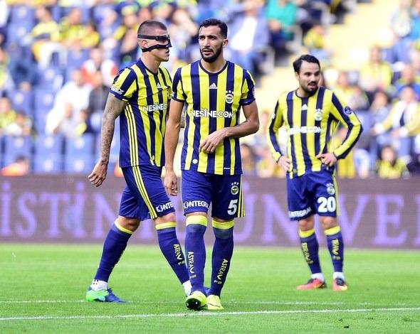 <p>6-KÖTÜ GİDİŞE iSYAN EDECEK BIR LIDER YOK<br />
<br />
Geçmiş yıllarda kötü gidiş olduğunda buna isyan eden ve durumu değiştirmek üzere takımı da yönlendiren liderler bugün yok. Onların yerlerine alınanlar iyi profesyonel olsa da, amatör ruh konusunda eksikleri var. Lider oyuncu eksikliği, bir çok maçta ağır biçimde hissedildi. Takım maç içinde düşüşe geçtiğinde kimse ortaya çıkıp, durumu değiştirecek bir rol üstlenmiyor.<br />
<br />
(Hürriyet)</p>
