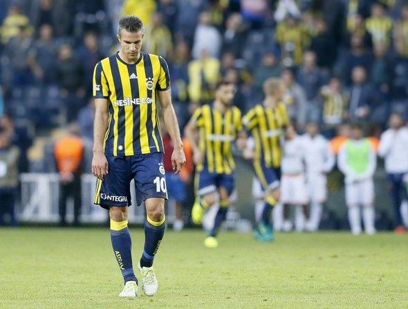 <p>2-SEZON ÖNCESI BAŞKA SEZONDA BAŞKA HOCA<br />
<br />
F.Bahçe, sezon hazırlığını ve transferleri Pereira ile yaptı. Ancak daha sezon başlamadan ani bir değişikliğe gidildi. Takımı tanımayan ve sezon başı yüklemesi ile transferleri yapmamış Advocaat daha baştan dezavantajlı olarak işe başladı. Pereira ile kondisyona dayalı olmayan, Advocaat ile ise kondisyon ağırlıklı idmanlar yapan futbolcuların dengesi bozuldu.</p>