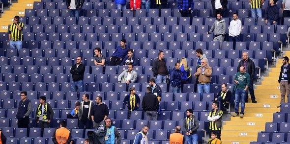 <p>1-SEYiRCi BİR TÜRLÜ TRİBÜNE GELMiYOR<br />
<br />
Tribün grupları küskün ancak asıl önemlisi taraftarlar bireysel olarak da artık maça gelmek istemiyor. Camiaya bıkkınlık hakim. Taraftarların bir kısmı yönetime tepkili, bir kısmı ise yetersiz gördüğü kadroya güvensizlik yüzünden maçlara gelmiyor. Sarı lacivertli takım bir çok maçı hiç alışkın olmadığı şekilde boş tribünlere oynuyor, bu da sahadaki futbolcuların oynama şevkini kırıyor.</p>