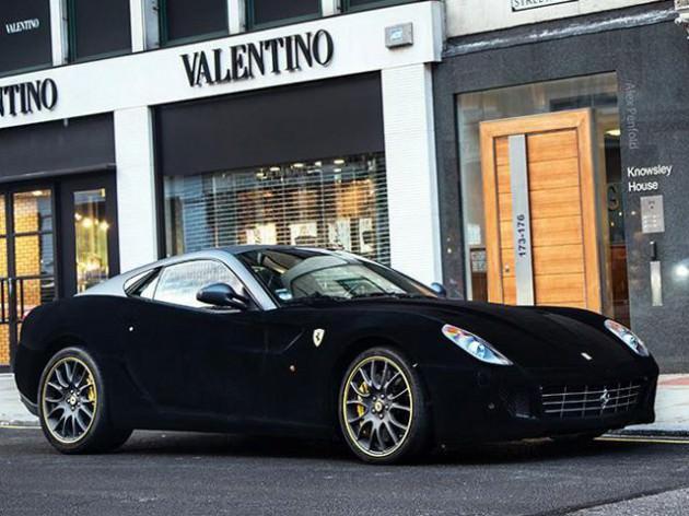 Londralı bir işadamı, Ferrari marka otomobilini baştan sona siyah renkli kadife ile kaplattı.