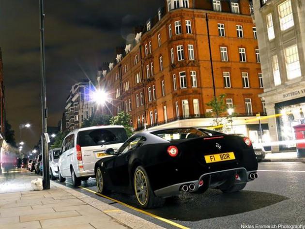 Londralı bir işadamı, 435 bin TL'lik Ferrari 599 model otomobilini baştan sona siyah renkli kadife ile kaplattı.