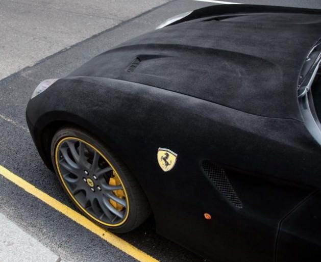 Saatte 330 kilometre yapabilen kadife kaplı Ferrari, Londra caddelerinde büyük ilgi çekiyor.
