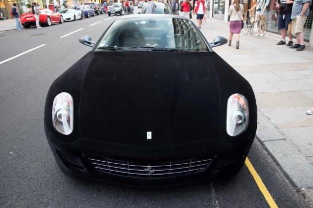 Ferrari aracını kadifeyle kaplatmanın 5 bin sterline (yaklaşık 15 bin TL) mal olduğunu söyleyen işadamı, aracının çok farklı bir görünüme kavuştuğunu belirtiyor.