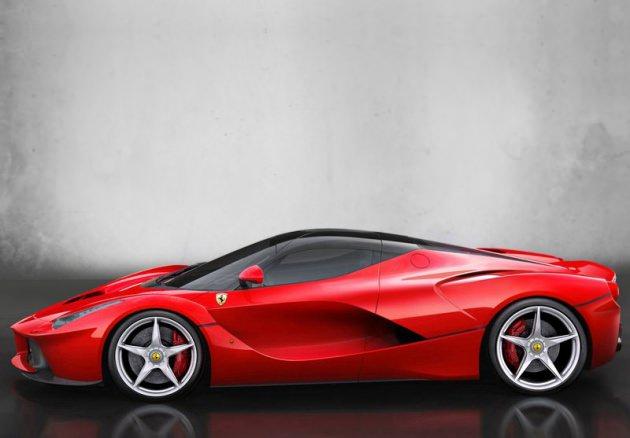 6.3 lt'lik V12 motoruyla 800 HP (Beygir) güç üreten LaFerrari, 0-100 km/s'yi 3 saniyenin altında bir sürede gerçekleştiriyor.