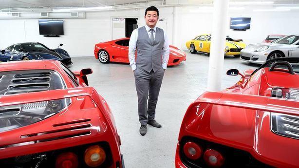 <p>Ünlü milyarder, para her kapıyı açar zannnetti. 50 milyon dolarlık Ferrari koleksiyonuyla hava atınca Ferrari markasından darbe yedi!</p>
