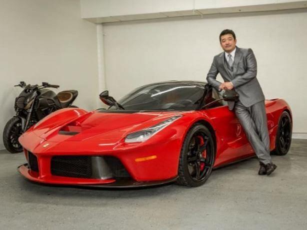 <p>Lee son olarak 2 milyon 200 bin dolarlık LaFerrari Aperta modelini, araç koleksiyonuna eklemek istedi. Ancak Ferrari yetkilileri, "Bu aracı sadece 200 kişilik VIP listemize mensup kişilere satacağız" diyerek işadamını reddetti.</p>
