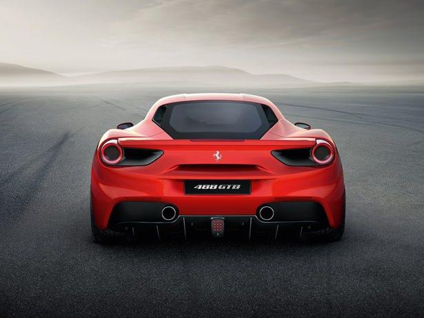 <p>5 kollu büyük ve şık jantların kullanıldığı 488 GTB'nin arka tasarımı ise yine hava çıkışlarıyla örülü. Ferrari ambleminin alt kısmı ve alttaki egzozların yan kısımları aracın önden ve yandan aldığı havanın tahliyesi için kullanılmış.</p>
