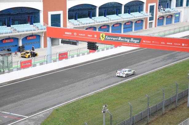 <p>Trafeo Pirelli ve Coppa Shell yarışları, 50 adet Ferrari 458 Challenge otomobilinin mücadelesine sahne olacak. </p>
