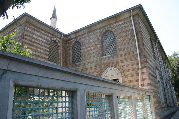 <p>FERRUH KETHÜDA CAMİİ: Ferruh Kethüda Camii İstanbul'un Balat semtinde Ayvansaray caddesinin kara tarafındaki camidir. Kanuni Sultan Süleyman'ın sadrazamı Semiz Ali Paşa'nın kahyası olan Ferruh Kethüda adına Mimar Sinan tarafından 1562-63 tarihinde inşa edilmiştir. Külliyeden günümüze sadece cami kalmıştır.</p>