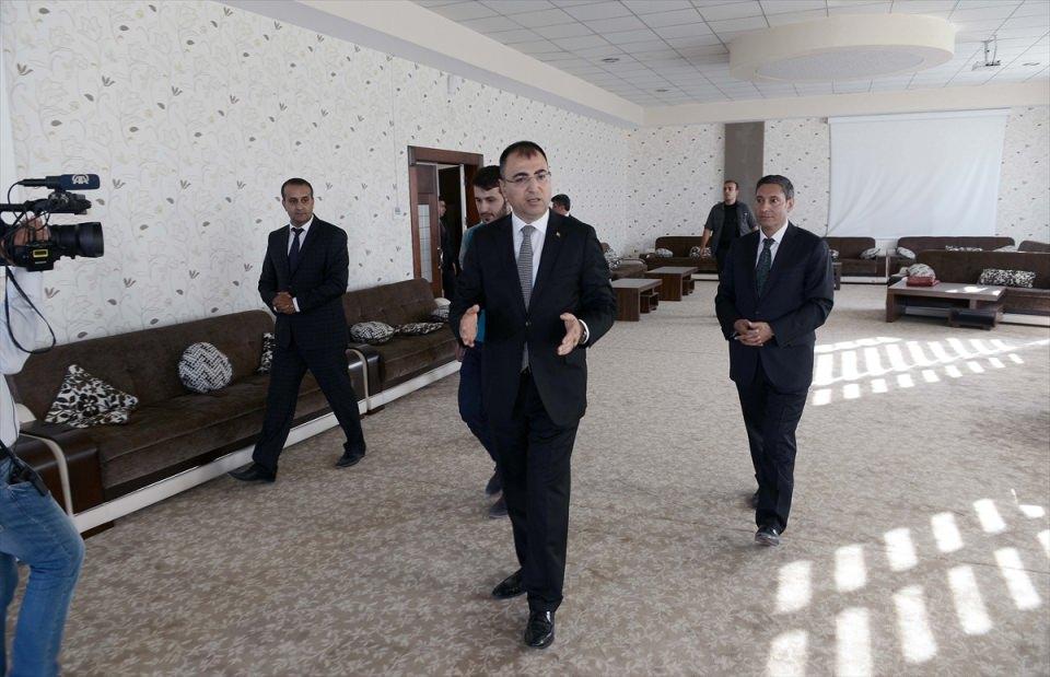 <p><strong>"Çok dikkatli olmak durumundayız"</strong></p>
<p>Malatya Valisi Toprak, okula şehit Zekeriya Bitmez'in ailesiyle ziyaret etti. Şehidin oğulları Kadircan ve Muhammet Buğra Bitmez ile okulun üst katındaki misafirhanede incelemelerde bulunan Toprak, bu bölümü FETÖ üyelerinin çok farklı hale getirdiğini söyledi.</p>