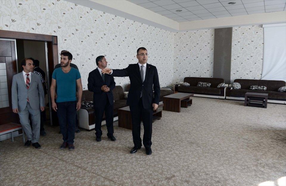 <p>"Burası kirli ve hain çalışmalarını yönettikleri, değişik yapılanmaları yönettikleri yer gibi anlaşılıyor. Sadece dersliğin, laboratuvarın, müdür, memur odasının bulunması gereken bir okulda maalesef Milli Eğitim Kanunu'nda ve yönetmeliklerinde olmayacak şekilde yapılanma olduğu anlaşılıyor.</p>