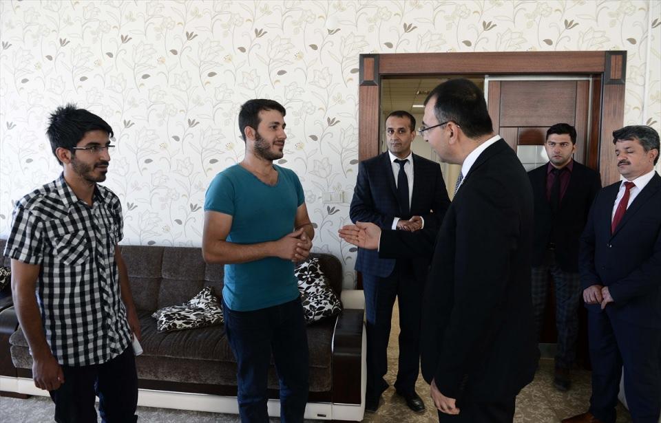 <p>Vali Toprak, KHK'lerin özünün de bu olduğunu belirterek, "Demokrasi ve hukuk içinde kalarak, milletimizin geleceğine kast eden, çatışma suretiyle devletimizi ortadan kaldırmaya çalışan, bu gibi noktalarla çocukların ruhunu, gönlünü, vicdanını başkalarının ruhuna ve benliğine tabi kılan, sorgu sualsiz ona tamamen uymasını, tapmasını sağlayanların bu sıkıntılı ve hain icraatlarının da sonlandırılması ve fırsat verilmemesi adına hepimize görev düşüyor." dedi. </p>