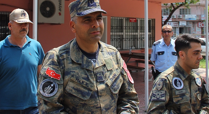 <p><strong>BEKİR ERCAN VAN</strong><br />
<br />
Adana'da gözaltına alınanlardan aralarında İncirlik Üssü'nün Türk komutanı Tuğgeneral Bekir Ercan Van'ın da bulunduğu 11 asker ile 1 emniyet müdürü tutuklandı.</p>