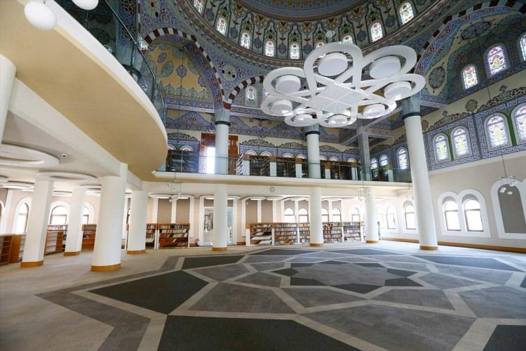 <p>Bayraklı ilçesindeki yerleşkede yapılan inceleme sırasında yapılış amacı dışında kullanıldığı belirlenen caminin, aslına uygun olarak hizmet vermesi için başlatılan hazırlıklar tamamlandı.</p>