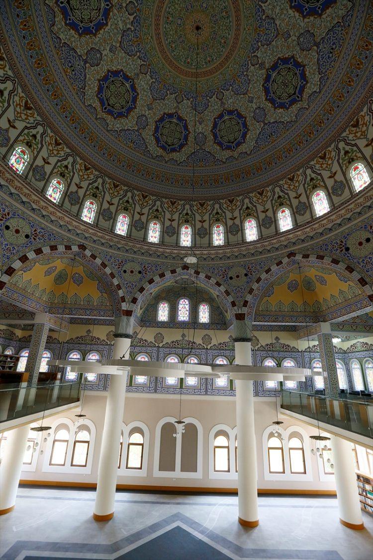 <p>Öğle  vaktinde okunacak ezanla beraber, cami tüm İzmirlilerin hizmetine gimiş olacak.  Caminin daha önce yapılmayan minaresi de hayırseverlerin katkılarıyla inşa  edilecek.</p>

