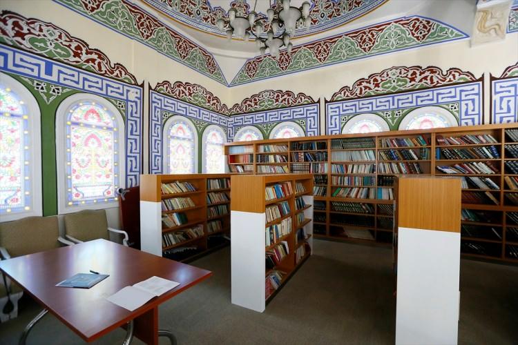 <p> </p>

<p><strong>KÜTÜPHANE YAZIYORDU </strong></p>

<p> Okuldaki sosyal faaliyetler için kullanılan, tabelasında "kütüphane"  yazan caminin içinin motiflerle süslendiği, iç bölümünde yuvarlak bir masa ve  etrafında 20 sandalyenin yer aldığı görülmüş, raflarda kitap ve dergilerin  bulunduğu binanın duvarlarında barkovizyon perdesi dikkati çekmişti.</p>
