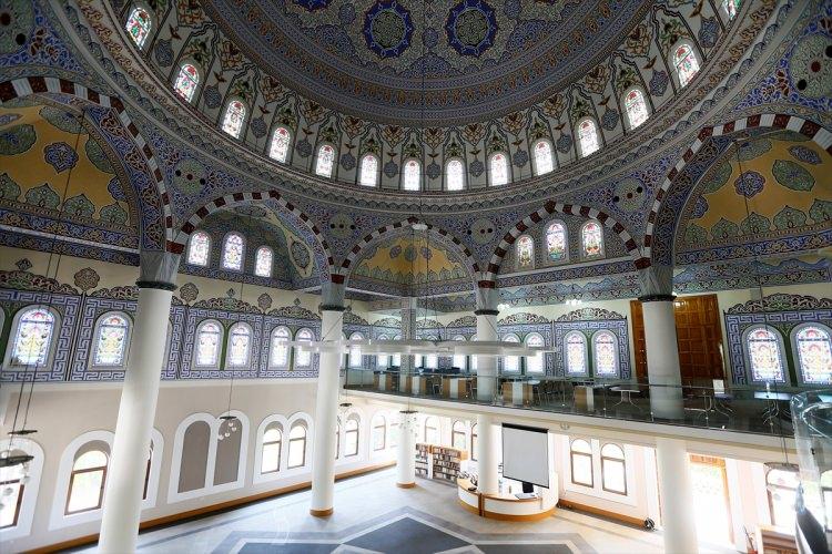 <p>Yamanlar Koleji'nde yetişen "seçilmiş  öğrencilerin" özellikle askeri liselere yerleştirildiği, örgütle bağlarını gizli  tutan bu öğrencilerin harp okullarından mezun olmanlarının ardından kolejdeki  özel odada Gülen'e "bağlılık yemini" ettiği ve "himmet sözü" verdiği  belirtilmişti.</p>
