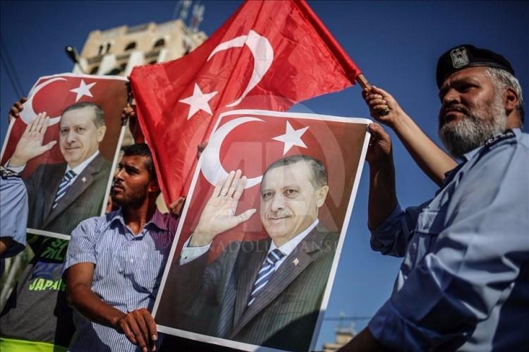 <p>Gazze'nin Han Yunus kentinde toplanan çok sayıda Filistinli, Fetullahçı Terör Örgütünün (FETÖ) darbe girişimini protesto etti. Göstericiler, ellerinde Türk bayrağı ve Cumhurbaşkanı Recep Tayyip Erdoğan'ın posterlerini taşıdı. </p>