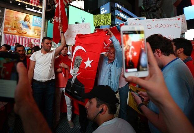 <p>New York'da darbe girişimine karşı protesto</p>
