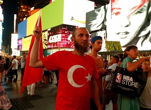 <p>Amerika'da yaşayan Türkler New York Times Meydanı'nda Türkiye'de yaşanan darbe girişimini protesto etti.</p>